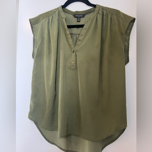 Banana Republic Flowy Top - Picture 1 of 4